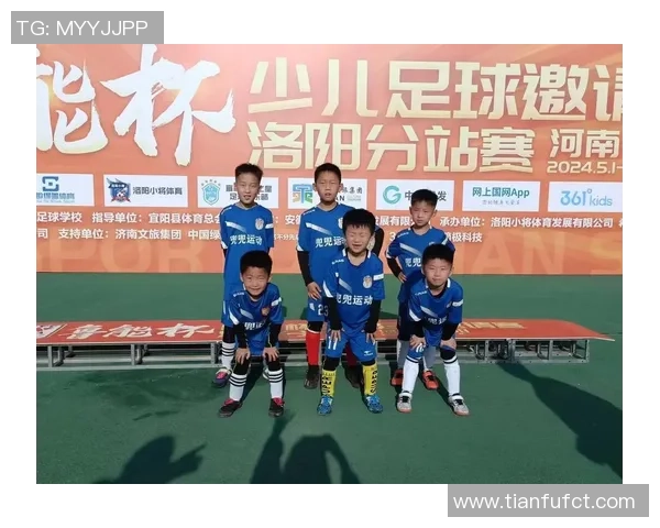 足球周猩猩带你领略绿茵场上的激情与梦想,感受运动的魅力与团队的力量 足球周猩猩带你领略绿茵场上的激情与梦想,感受运动的魅力与团队的力量