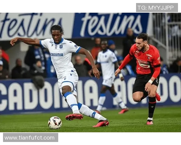 足球主视角下的比赛策略与球员心理分析探讨